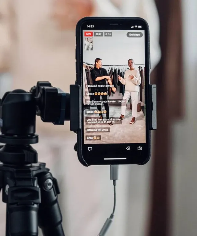 三脚に固定したスマートフォンで縦型動画を撮影